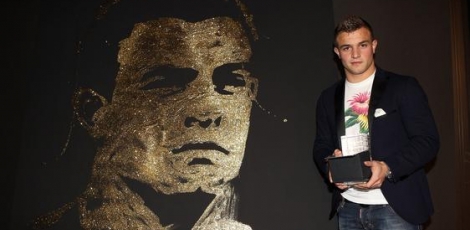 Versteigerung des Bildes von Golden Player Award Gewinner Shaqiri